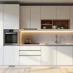 Cozinha compacta com móveis planejados brancos e bancada de quartzito integrada