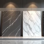 Bancadas de quartzo, mármore e granito variadas em showroom moderno e iluminado
