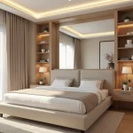 Quarto de casal pequeno com móveis planejados claros, espelho grande na parede e iluminação natural suave