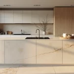 Bancada de travertino bege em cozinha moderna iluminada