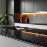 Bancada de granito preto São Gabriel em cozinha moderna com armários claros